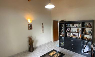 Excelente Casa en LUIS GUILLON. GRAN OPORTUNIDAD