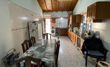 Excelente Casa en LUIS GUILLON. GRAN OPORTUNIDAD