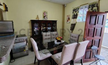 Amplia Casa en venta en Chone con locales y villa extra para alquiler