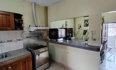 Amplia Casa en venta en Chone con locales y villa extra para alquiler