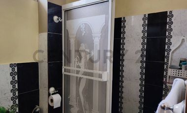 Amplia Casa en venta en Chone con locales y villa extra para alquiler