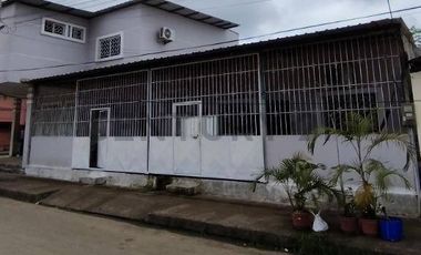 Amplia Casa en venta en Chone con locales y villa extra para alquiler