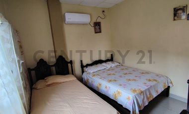 Amplia Casa en venta en Chone con locales y villa extra para alquiler