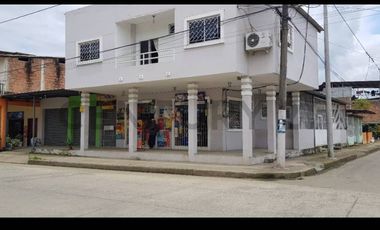 Amplia Casa en venta en Chone con locales y villa extra para alquiler