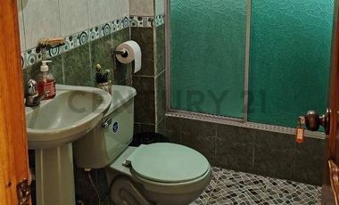 Amplia Casa en venta en Chone con locales y villa extra para alquiler