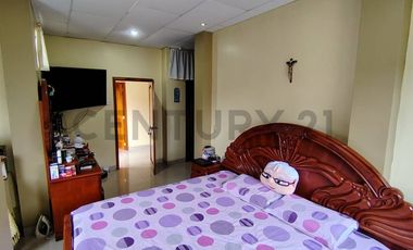 Amplia Casa en venta en Chone con locales y villa extra para alquiler