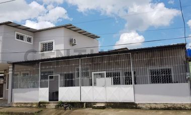 Amplia Casa en venta en Chone con locales y villa extra para alquiler
