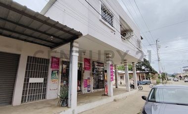 Amplia Casa en venta en Chone con locales y villa extra para alquiler