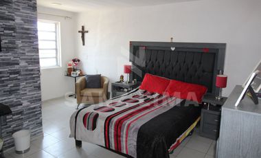 Los Olivos 3ra sección: Casa de tres niveles con espacios muy bien aprovechados.
