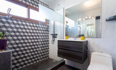 HERMOSA CASA EN CONDOMINIO CERRADO, PLENO PROVIDENCIA