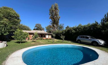 Encantadora Casa con Gran Jardín y Piscina en Peñaflor