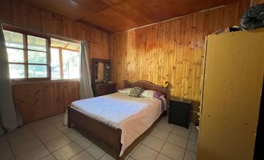 Encantadora Casa con Gran Jardín y Piscina en Peñaflor