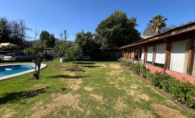 Encantadora Casa con Gran Jardín y Piscina en Peñaflor
