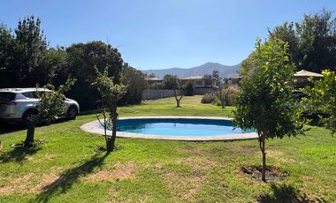 Encantadora Casa con Gran Jardín y Piscina en Peñaflor