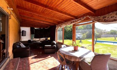 Encantadora Casa con Gran Jardín y Piscina en Peñaflor