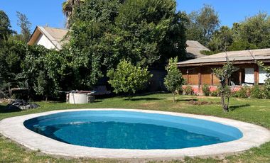 Encantadora Casa con Gran Jardín y Piscina en Peñaflor