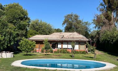 Encantadora Casa con Gran Jardín y Piscina en Peñaflor