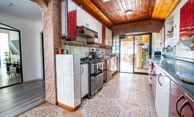 Excelente casa de tres niveles en sector residencial de Peñuelas