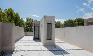 Departamento en  venta de 3 ambientes al frente con balcón y terraza propia.- San martin centro