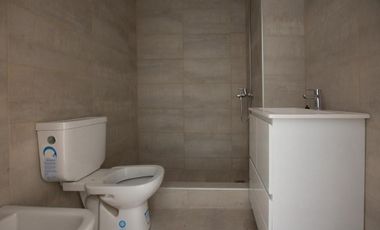 Departamento en  venta de 3 ambientes al frente con balcón y terraza propia.- San martin centro