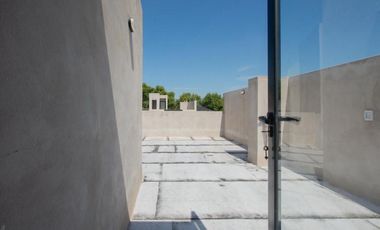 Departamento en  venta de 3 ambientes al frente con balcón y terraza propia.- San martin centro