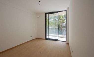 Departamento en  venta de 3 ambientes al frente con balcón y terraza propia.- San martin centro
