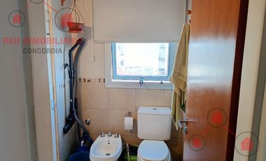 Departamento en cuarto piso, con un dormitorio, cocina comedor, baño, cochera.-