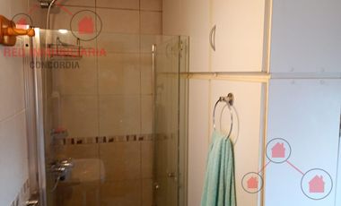 Departamento en cuarto piso, con un dormitorio, cocina comedor, baño, cochera.-