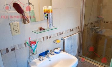 Departamento en cuarto piso, con un dormitorio, cocina comedor, baño, cochera.-