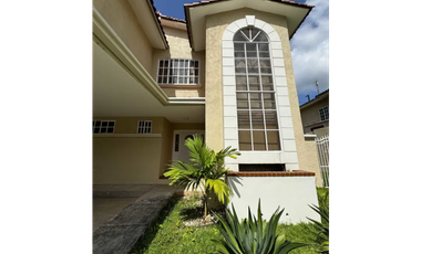 CLAYTON / ALBROOK GARDENS / 400M / DOS NIVELES / 3 HABITACIONES