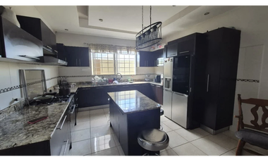 VENTA de CASA REMODELADA de ESQUINA  en BRISAS DEL GOLF