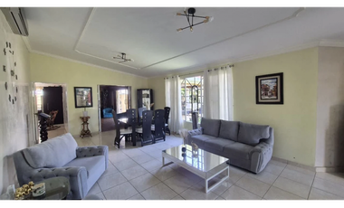 VENTA de CASA REMODELADA de ESQUINA  en BRISAS DEL GOLF