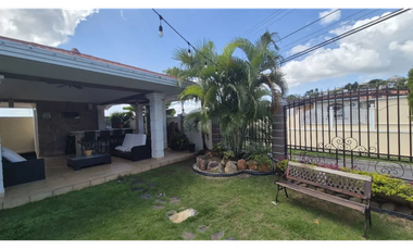VENTA de CASA REMODELADA de ESQUINA  en BRISAS DEL GOLF
