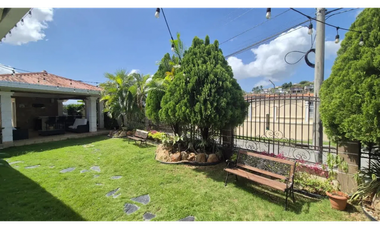 VENTA de CASA REMODELADA de ESQUINA  en BRISAS DEL GOLF