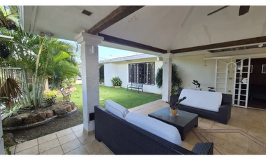 VENTA de CASA REMODELADA de ESQUINA  en BRISAS DEL GOLF