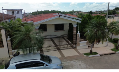 VENTA de CASA REMODELADA de ESQUINA  en BRISAS DEL GOLF