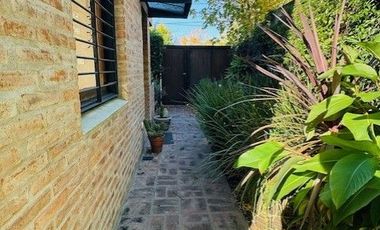 Casa en venta de 3 dormitorios c/ cochera en City Bell