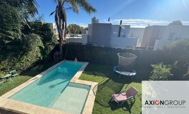 Casa en venta de 3 dormitorios c/ cochera en City Bell