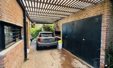 Casa en venta de 3 dormitorios c/ cochera en City Bell