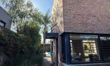 Casa en venta de 3 dormitorios c/ cochera en City Bell