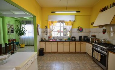 Venta Casa 4 ambientes con cochera en Don Bosco