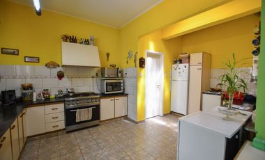 Venta Casa 4 ambientes con cochera en Don Bosco