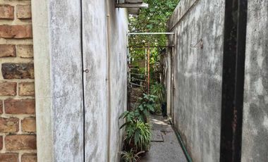 CASA/Ph al FRENTE CON PATIO-OPORTUNIDAD a Reciclar