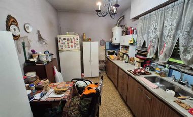 CASA/Ph al FRENTE CON PATIO-OPORTUNIDAD a Reciclar
