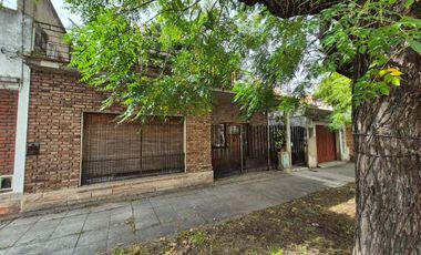 CASA/Ph al FRENTE CON PATIO-OPORTUNIDAD a Reciclar