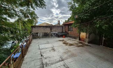 CASA/Ph al FRENTE CON PATIO-OPORTUNIDAD a Reciclar