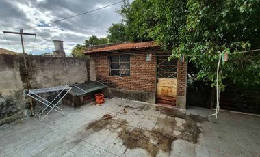 CASA/Ph al FRENTE CON PATIO-OPORTUNIDAD a Reciclar