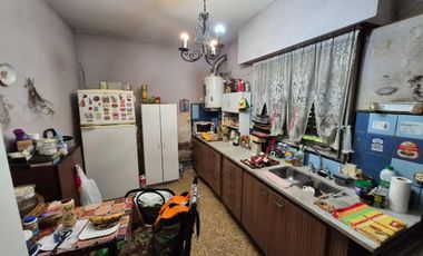 CASA/Ph al FRENTE CON PATIO-OPORTUNIDAD a Reciclar