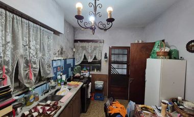 CASA/Ph al FRENTE CON PATIO-OPORTUNIDAD a Reciclar