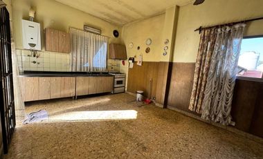 VENTA DE CASA 7 AMBIENTES EN AVELLANEDA